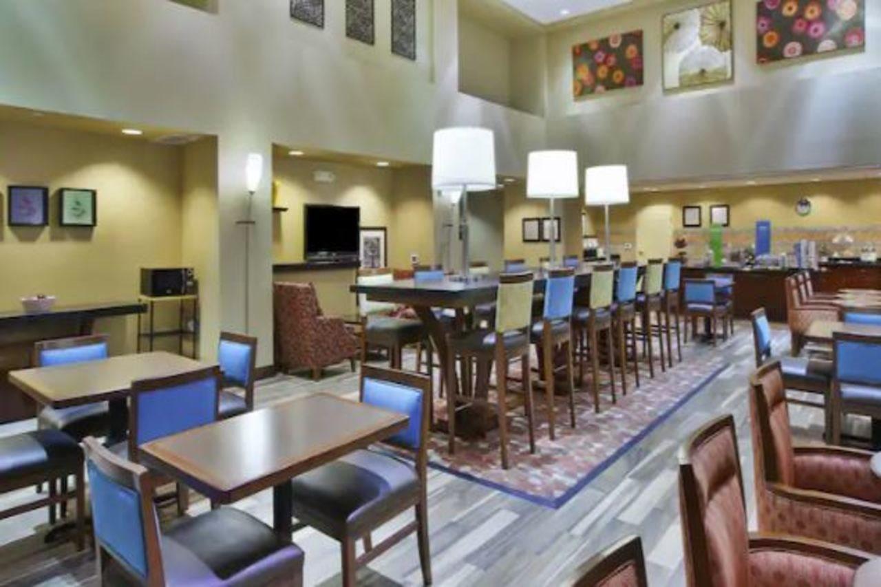 Hampton Inn & Suites Wichita-Northeast Exterior foto